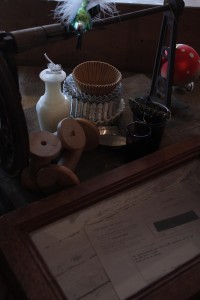 二子玉川にあるAOHAさんからセレクトした数々の器たちとたかはしよしこの焼き菓子を。