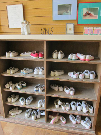 上履きが並んだ下駄箱入れ。懐かしい風景。